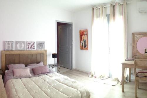 une chambre avec un grand lit et une grande fenêtre dans l'établissement Villa avec piscine privée dans un havre de paix, à Peri