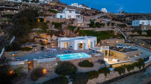einen Luftblick auf eine Villa mit einem Pool in der Unterkunft Villa Crystal by Mykonos Mood in Fanari