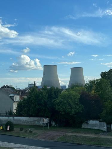 drei Atomtürme am Himmel mit Bäumen in der Unterkunft Gite for You Orchidée in Neuvy-sur-Loire