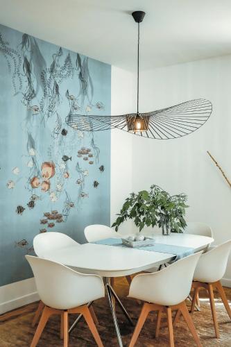 une salle à manger avec une table blanche et des chaises blanches dans l'établissement Maison 15, à Sauternes