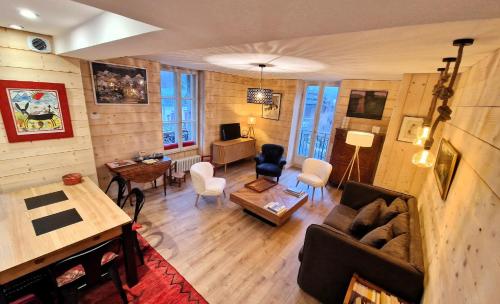 een woonkamer met een bank en een tafel bij Appartement Chamonix Centre Vue MontBlanc in Chamonix-Mont-Blanc