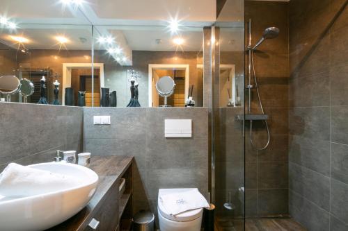 een badkamer met een wastafel en een douche bij Tatry Chic in Zakopane