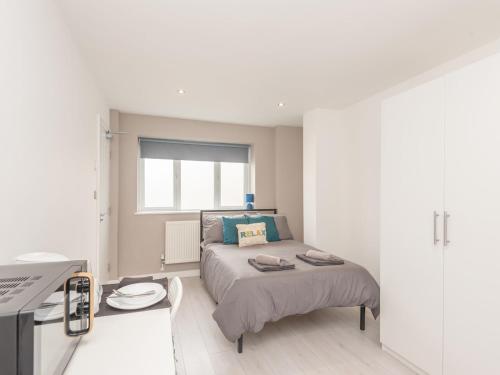 een kleine slaapkamer met een bed en een raam bij Pass the Keys Burnley Central Hub Couples Choice in Burnley
