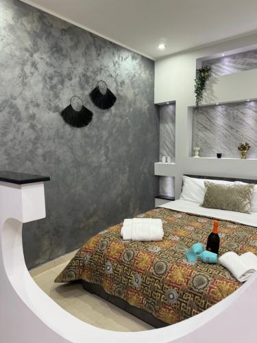 a bedroom with a bed and a wall at Il cortiletto28 Rooms & House in Siracusa
