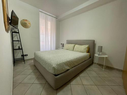 アラッシオにあるCasa Celeste, bilocale nel pieno centro di Alassioのはしご付きの部屋にベッド付きのベッドルームがあります。