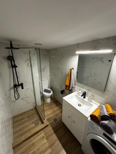 y baño con ducha, lavabo y aseo. en JP Luxury Apartment in citycenter, en Xanthi