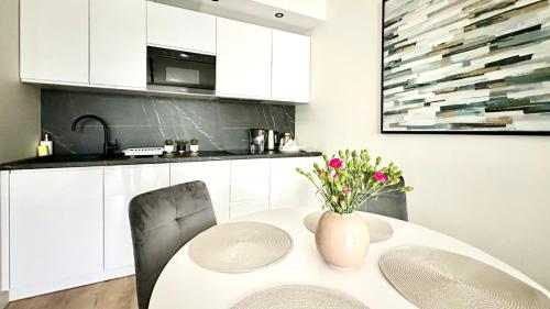 Apartament ElegantTWO tesisinde mutfak veya mini mutfak