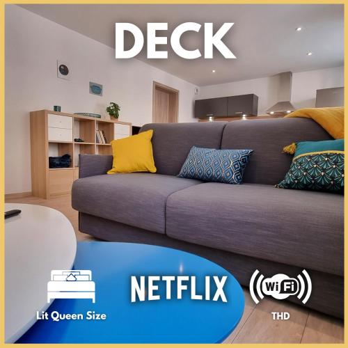 - un salon avec un canapé gris et des oreillers jaunes dans l'établissement Chez Patisa - Business and Tourism - RBNB, à Guebwiller