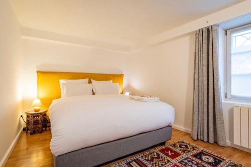 une chambre avec un grand lit blanc et une fenêtre dans l'établissement Terrasse vue sur Ill - Cœur Petite France, à Strasbourg