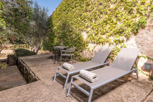 a pair of chairs and a table in a yard at Hotel Sa Franquesa Nova in Vilafranca de Bonany