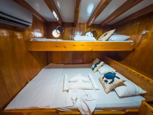 ein Bett auf der Rückseite eines Bootes in der Unterkunft Seaborn Legend in Fethiye