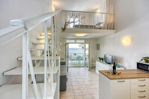 Valdarke Seaside Apt /w Sea View Terrace - Happy Rentals