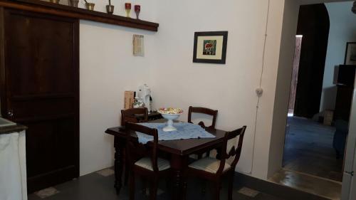 uma mesa de jantar com cadeiras e uma tigela em Garibaldi 15 em Marsala
