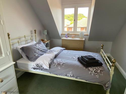 Cama en habitación con ventana en Seaview Retreat en Sheringham