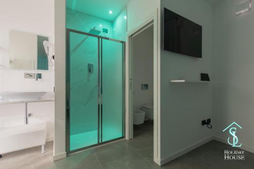 y baño con ducha de cristal y lavabo. en Tiffany - SL Holiday House, en Desenzano del Garda