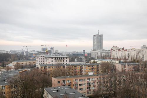 - une vue sur une ville avec des bâtiments dans l'établissement Rent like home - Smocza 26, à Varsovie