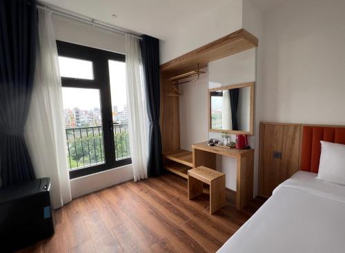 um quarto com uma cama e uma grande janela em Haven Hut Riverside Hotel em Ho Chi Minh