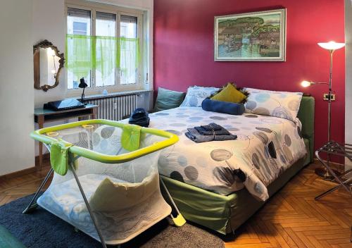 una camera con un letto con una culla di Flat city center Porta Susa, free parking wifii smart tv Sky a Torino