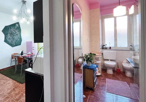 La salle de bains est pourvue d'un lavabo, de toilettes et d'une table. dans l'établissement Flat city center Porta Susa, free parking wifii smart tv Sky, à Turin