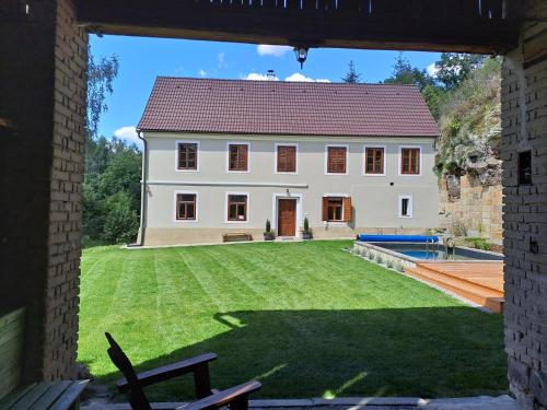 an external view of a house with a large yard at Chalupa Zátyní - celý objekt in Dubá
