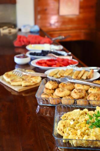 einem Holztisch mit Tabletts mit Lebensmitteln darauf in der Unterkunft Seaborn Legend in Fethiye