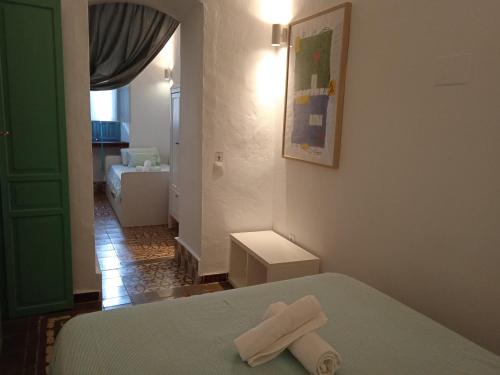 Pokój z łóżkiem z ręcznikiem w obiekcie Casa de las Bóvedas w mieście Rosal de la Frontera