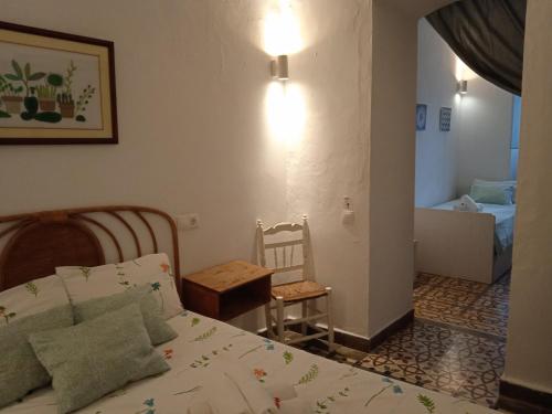 sypialnia z łóżkiem, stołem i krzesłem w obiekcie Casa de las Bóvedas w mieście Rosal de la Frontera