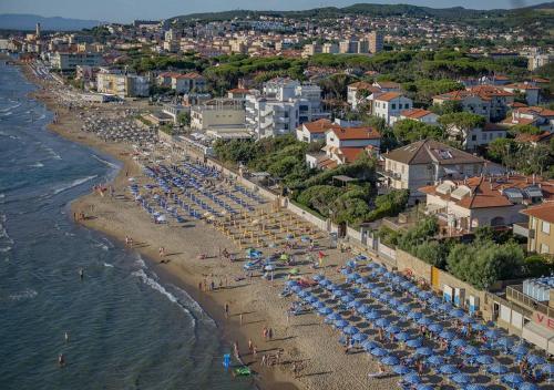 una vista aérea de una playa con sombrillas y gente en Hotel l'Etrusco - San Vincenzo, en San Vincenzo