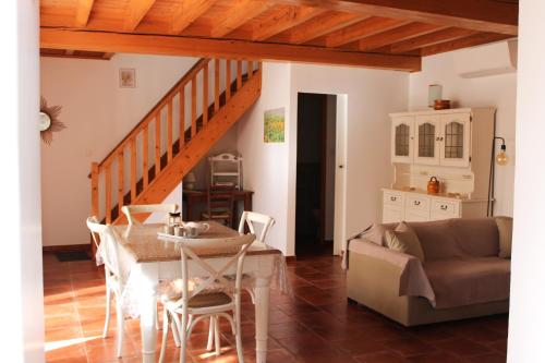 un salon avec une table et un canapé dans l'établissement Les Gîtes de Genas, à Bourg-lès-Valence