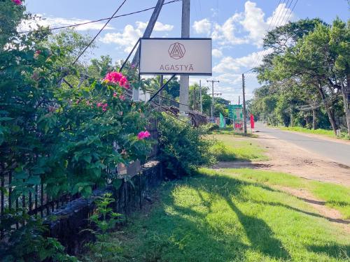 Agastyā في كاتاراغاما: لافته لمحطة وقود على جانب الطريق