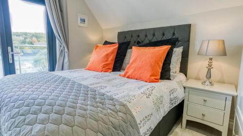 Una cama o camas en una habitación de Glan y Mor Menai