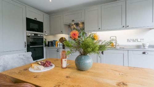 Una cocina o cocineta en Glan y Mor Menai