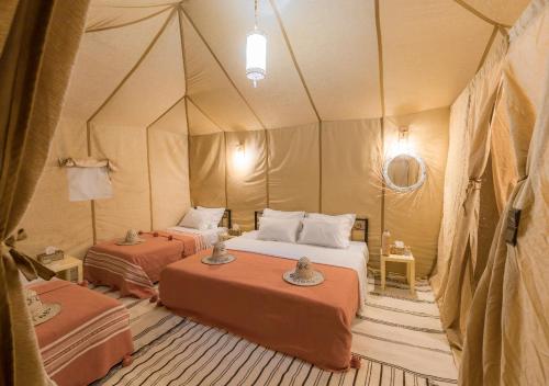 Katil atau katil-katil dalam bilik di Titanic Merzouga Camp