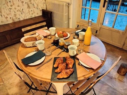 - une table en bois avec de la nourriture dans l'établissement Moulins de Clan, à Jaunay-Clan