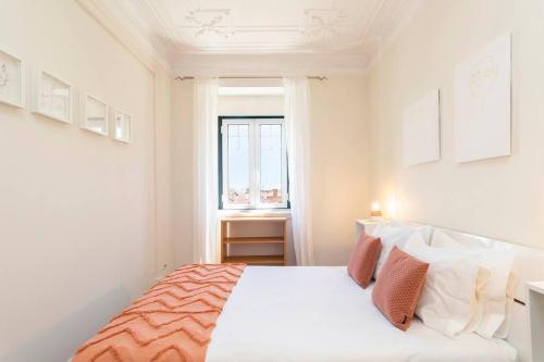 um quarto com uma cama branca e uma janela em Spacious apartment near Saldanha em Lisboa