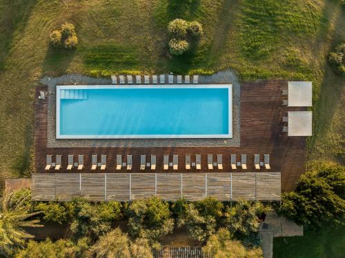 an overhead view of a swimming pool with chairs around it at Hotel Sa Franquesa Nova in Vilafranca de Bonany