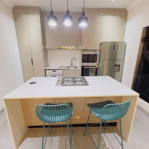 Kitchen o kitchenette sa Cosy 2 bed house w power backup