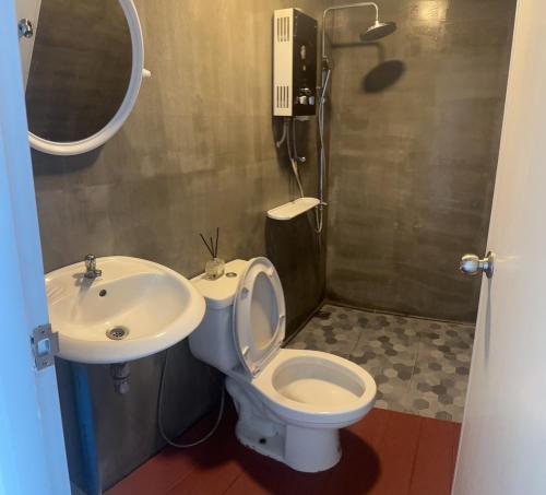 a bathroom with a toilet and a sink at หลังสวนโฮมสเตย์ ดอยม่อนแจ่ม in Mon Jam