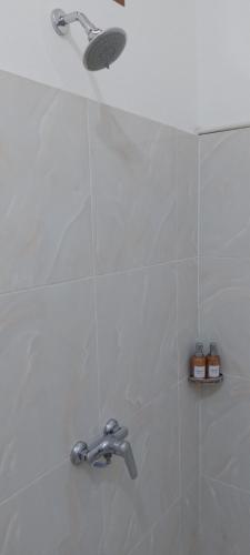 eine Dusche mit einem Wasserhahn im Bad in der Unterkunft parida bungalow in Gili Air