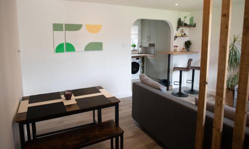 sala de estar con sofá y mesa en Dorset Stylish Apartment, en Poole