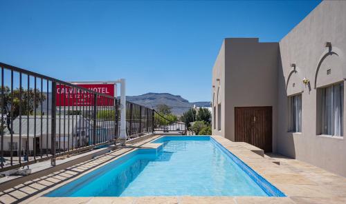 a swimming pool on the side of a building at Calvinia Hotel in Calvinia