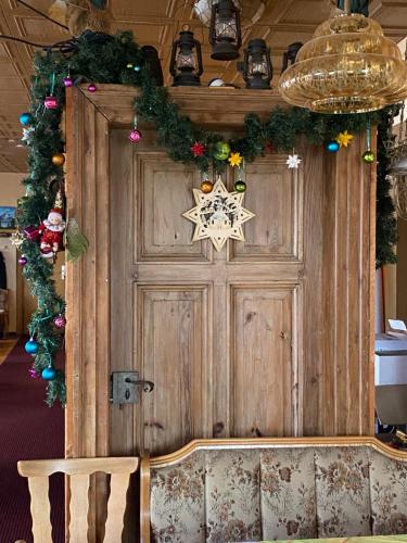 a wooden door with a christmas decoration on it at Hotel Stadt Leipzig in Roßwein