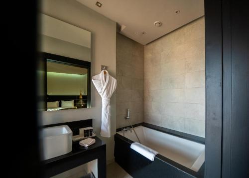 Ett badrum på Hotel Le Rocher Marrakech