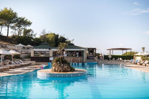 uma piscina com um ananás no meio em Akron Seascape Resort, a member of Brown Hotels em Sidari