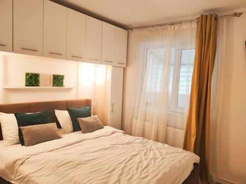 una camera con un grande letto e una finestra di Baneasa Apartment Residence a Bucarest