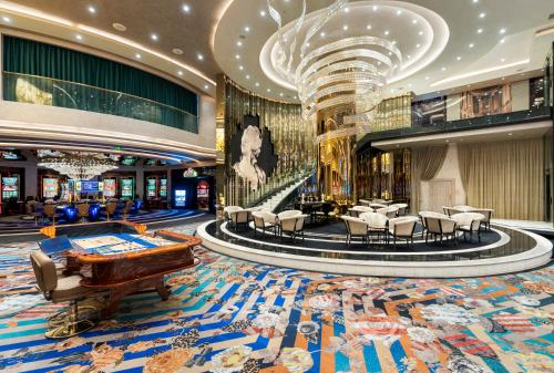 凱里尼亞的住宿－Kaya Palazzo Resort & Casino，一艘配有三角钢琴的游轮上的大堂