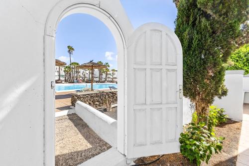 Peaceful Villa Private Terrace & Viewsの敷地内または近くにあるプール