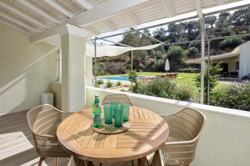 Κήπος έξω από το The Grove Villa