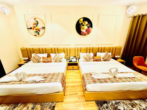 um quarto de hotel com duas camas num quarto em Hotel Heaven View - 50m From Golden Temple em Amritsar