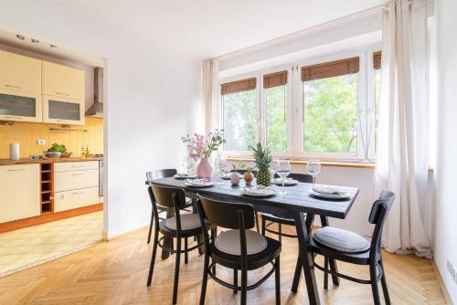 jadalnia ze stołem i krzesłami w kuchni w obiekcie Rent like home - Smolna 8 w Warszawie